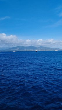 Bali Endonezya: Beyaz bulutlu mavi gökyüzü, deniz ve okyanus