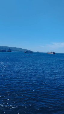 Bali Endonezya: bir gemiyle mavi deniz yüzeyi