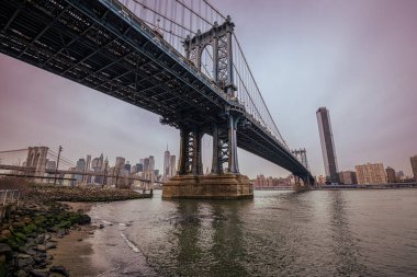 Brooklyn Köprüsü 'nün altından, Manhattan, New York' a doğru.