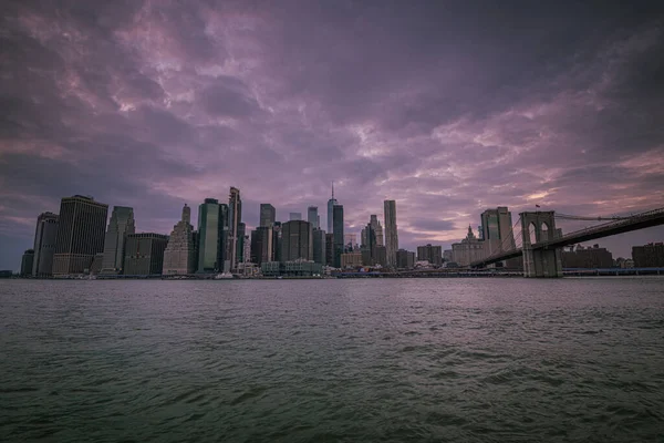 Manhattan Skyline Kvällen Molnig Dag New York — Stockfoto