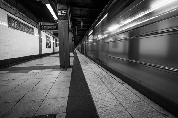 Станция Метро Train Leaving Station Rector Street Manhattan Black White — стоковое фото