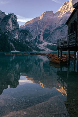 Lago di Braies 'de Gündoğumu, Güney Tyrol, Dolomitler, İtalya