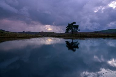 Gün batımında Kelly Hall Tarn, Göl Bölgesi