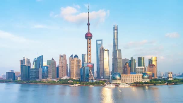 中国城市的天际线在黄浦江上 上海天际线和黄浦江在日出时分 展现了浦东金融区 通过黄浦江的货船 — 图库视频影像