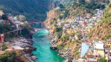 Burası uttarakhand 'daki Bhagirathi Nehri' nin manzarası. Uttarakhand, Hindistan 'daki Chamba' daki Tahri Barajı yakınlarındaki Bhagirathi Nehri 'nin büyüleyici manzarası. Tehri Barajı Hindistan 'ın en yüksek barajıdır..