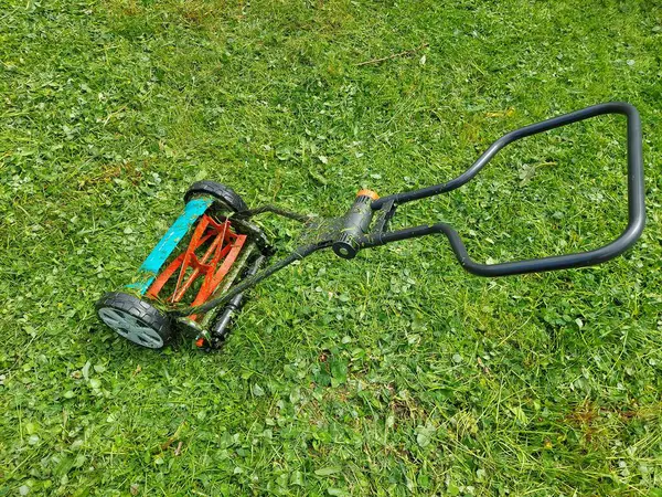 manual mower to cut the grass to leave the grass well cut in a natural way