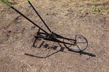 Sebze bahçesi aletleri. Çapraz döngü toprağı hazırlamak ve ekolojik olarak yetiştirmek için.