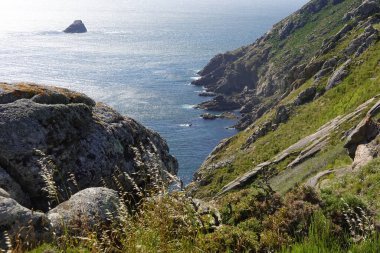 Finisterre 'deki kayalıklar, dünyanın sonundaki kayalıklı pelerin.