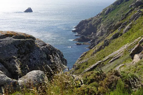 Finisterre 'deki kayalıklar, dünyanın sonundaki kayalıklı pelerin.