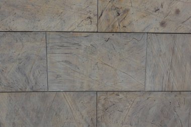 Görünür çizikler ve doğal desenleri olan taştan fayansların ayrıntılı görünümü, dikdörtgen bir düzende düzenlenmiştir..