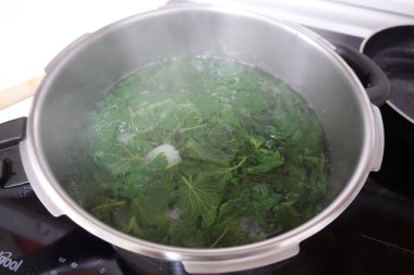 Fırında ısıtılan taze ısırgan otları çırpılmış yumurta tarifinde kullanılmak üzere. Klasik bir yemeğe eşsiz ve sağlıklı bir karışım eklenecek.