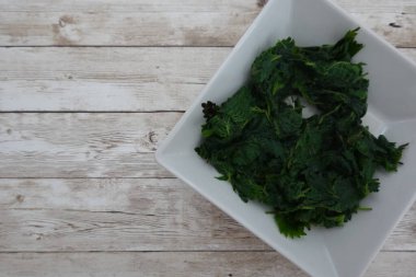 Isırgan otları pişirmek için hazırlandı, omlet ya da diğer yemeklere eşsiz bir tat kattı.