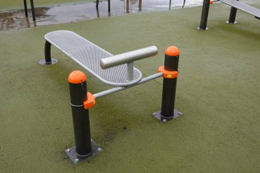 Açık hava spor salonunda sağlıklı yaşam tarzlarını geliştiren modern egzersiz ekipmanları, canlı bir halk parkı ortamında spor ve sağlık ortamını teşvik ediyor.