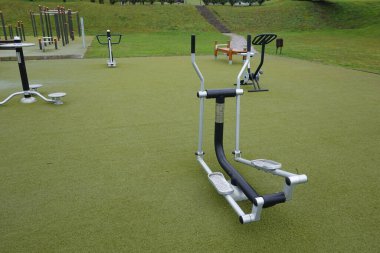 Halk parkında sağlık ve sağlığı destekleyen eliptik çapraz antrenör ve diğer egzersiz ekipmanları mevcuttur