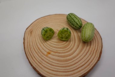 Fare kavunu ya da Meksika ekşi turşusu. İkisi de tahta bir tabakta kesilerek açılmış.