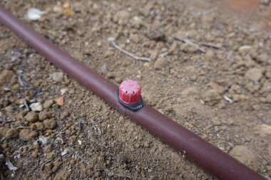 Drenaj sulama sistemi verimli bir şekilde kuru toprağa su taşır, ekili bir tarlada ekinler için en uygun suyu sağlar.