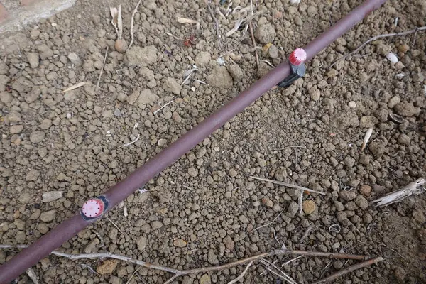 Drenaj sulama sistemi verimli bir şekilde kuru toprağa su taşır, ekili bir tarlada ekinler için en uygun suyu sağlar.