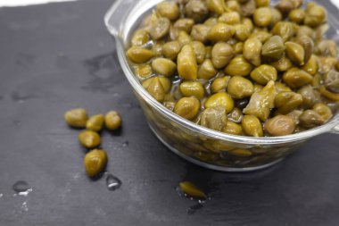 Kapariler tuzlu suda saklanır, cam bir kasede saklanır, tuzlu ve keskin bir lezzet patlaması sunar, aşçılık yaratıcılığını geliştirir.