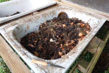 Yeniden tasarlanmış bir küvette organik atık depolama, sürdürülebilir bahçıvanlık uygulamalarını teşvik etme ve çevresel etkileri azaltma