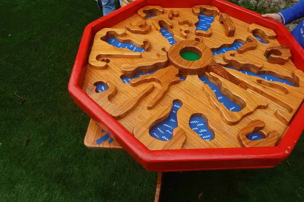 Sekizgen ahşap masa oyunu labirent tasarımlı, açık hava ortamlarındaki çocuklara eğlence olanağı sağlıyor