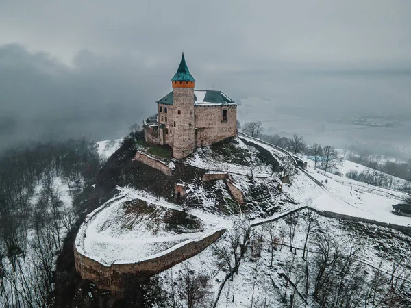 Безпілотний Вид Сніжний Замок Кунетікка Гора Хмарами Pardubice Czech Republic — стокове фото