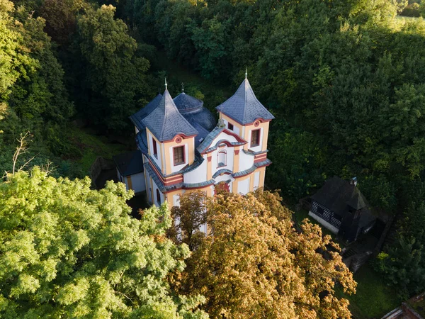 Vraclav kilisesinin havadan görünüşü. Pradubice bölgesi, Çek Cumhuriyeti