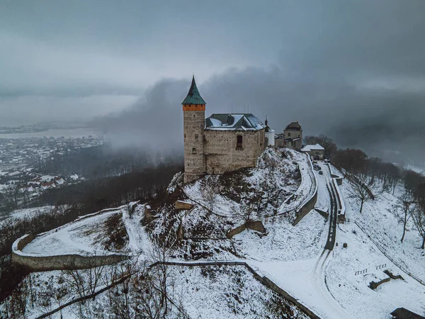 Een Drone Uitzicht Het Besneeuwde Kasteel Kuneticka Hora Met Wolken — Stockfoto