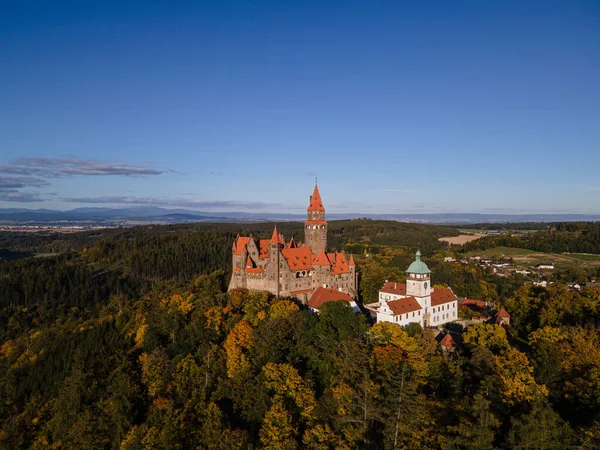 Piękna Jesienna Sceneria Średniowiecznego Zamku Bouzov Środku Lasu Morawy Republika — Zdjęcie stockowe