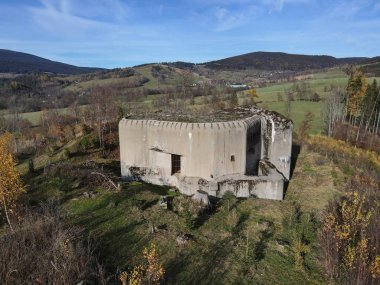 Sonbahar zamanı, ormanın ortasındaki terk edilmiş sığınağın hava görüntüsü. Mesto kapsülü Sneznikem, Çek Cumhuriyeti