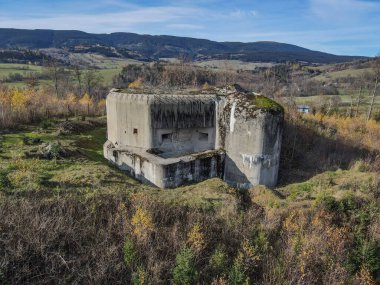 Sonbahar zamanı, ormanın ortasındaki terk edilmiş sığınağın hava görüntüsü. Mesto kapsülü Sneznikem, Çek Cumhuriyeti