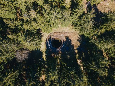 Ormandaki terk edilmiş topçu sığınağının insansız hava aracı görüntüsü. Orlicke hory, Çek Cumhuriyeti.