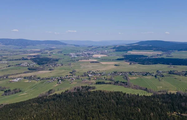 捷克共和国奥里克霍里有草地和森林的春山 — 图库照片