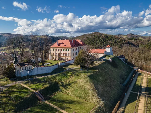Wiosenne Krajobrazy Natury Starym Barokowym Zamkiem Kunstat Morawy Republika Czeska — Zdjęcie stockowe