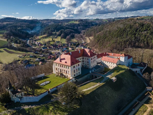 Piękny Krajobraz Zamkiem Kunstat Wzgórzu Miasta Morawy Republika Czeska — Zdjęcie stockowe