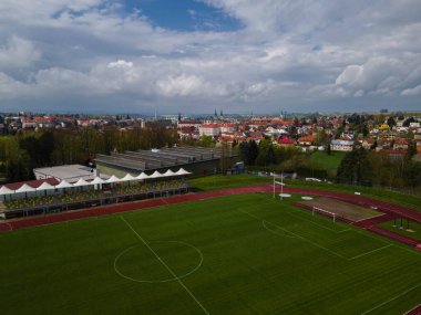 Şehir insansız hava aracı ile güzel şehir manzarası. Litomysl, fotokopi sahası, Çek