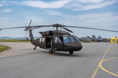 Slovak ordusu Sikorsky UH-60 Kara Şahin helikopteri Caslav hava üssünde, Mayıs 2023 'te hava gösterisi sırasında