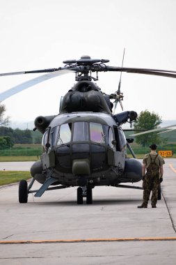 Mil Mi-171S ve tamirci kalkış sırasında, Caslav Hava Gösterisi, Mayıs 2023