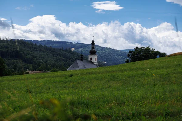 Paisaje Las Montañas Jeseniky Con Parte Iglesia Oculta Valle República — Foto de Stock