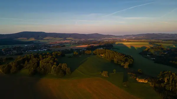 渓谷の山々 都市とチェコの自然の景色 オーリック ホーリー ロイヤリティフリーのストック画像