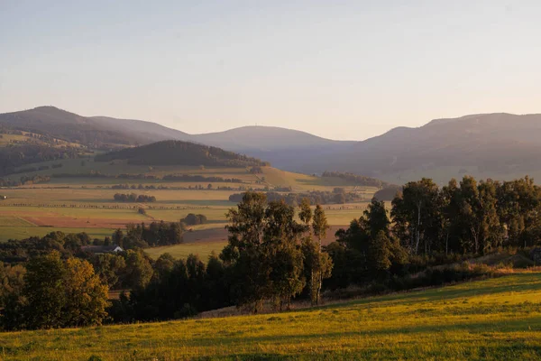 日の出の間にチェコの山の美しい風景 ロイヤリティフリーのストック画像
