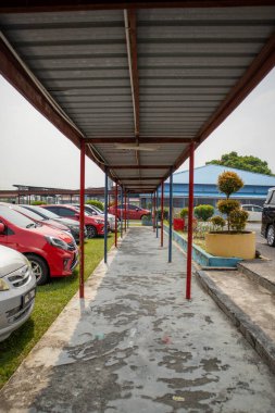 Okuldaki yürüyüş yolunu kapatmış.