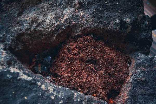 Güzel doğa manzarası, taşın ortasındaki toprak.