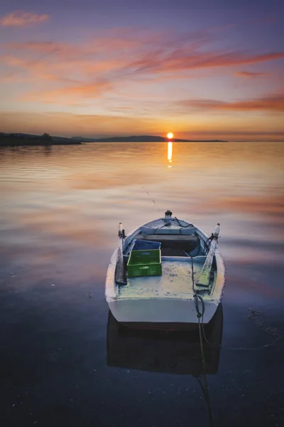 Fiskebåt Vid Solnedgången Över Havet — Stockfoto