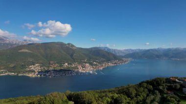 Karadağ 'ın Budva Eski Kasabası' nın 4K insansız hava aracı görüntüleri, güneş ışığı ve limanı olan taştan binalar ve güzel mavi deniz suyuyla çevrili yeni bir şehir.