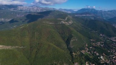 Arkadaki dağlarda panorama drone görüntüsü