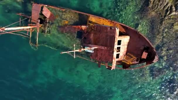 Revelar Disparo Viejo Barco Pesca Oxidado Naufragio Orilla Bahía Kotor — Vídeos de Stock