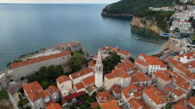 Karadağ 'ın ünlü turistik kentlerinden Budva' nın 4k 'lık hava görüntüsü