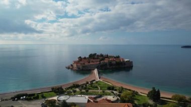 Sveti Stefan 'ın 4K hava görüntüsü, Montgro' daki en ünlü yerlerden biri.