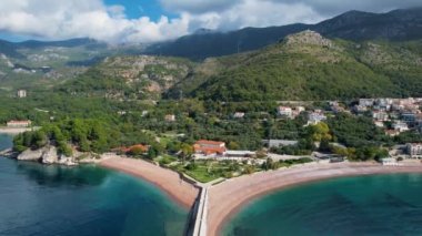 Sveti Stefan 'ın 4K hava görüntüsü, Montgro' daki en ünlü yerlerden biri.
