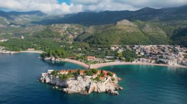 Sveti Stefan 'ın 4K hava görüntüsü, Montgro' daki en ünlü yerlerden biri.